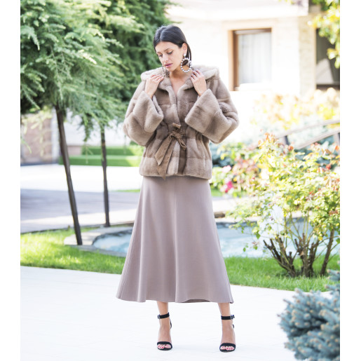 Haina blana naturala vizon, cu gluga, bej pastel, 65 cm 