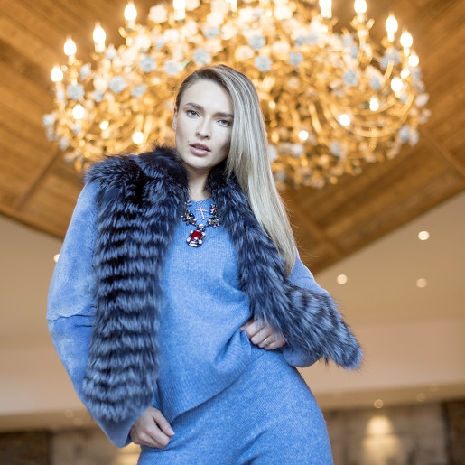 Haina scurta blana naturala vulpe cu maneci de rex-chinchila detasabile, albastra, 60cm