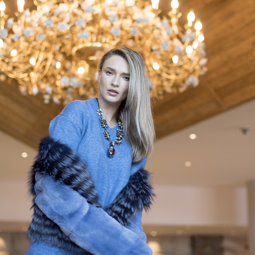 Haina scurta blana naturala vulpe cu maneci de rex-chinchila detasabile, albastra, 60cm