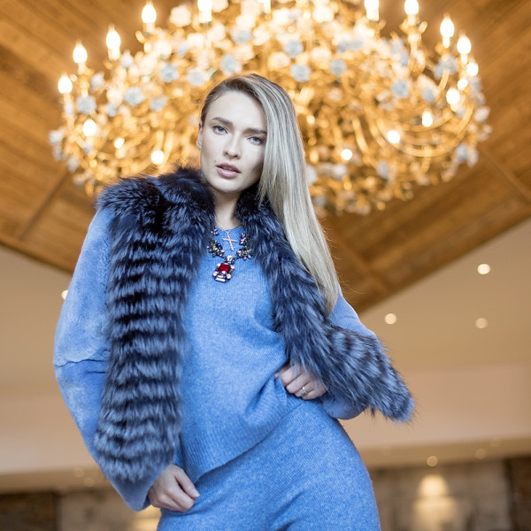 Haina scurta blana naturala vulpe cu maneci de rex-chinchila detasabile, albastra, 60cm