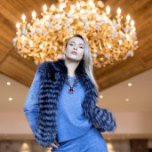 Haina scurta blana naturala vulpe cu maneci de rex-chinchila detasabile, albastra, 60cm